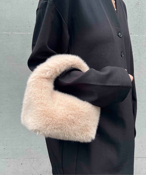 LE VERNIS(ル・ベルニ)の「LE VERNIS(ル・ベルニ)Fake fur micro bag(ハンドバッグ・レディース・ライトベージュ/パープル/オレンジ/ブラウン/グリーン/ピンク・FREE)」の16枚目の写真