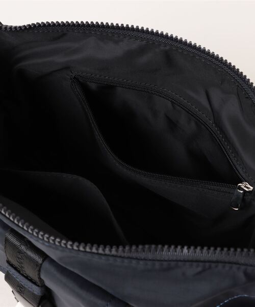 A.P.C.(アーペーセー)の「BESACE TREK 24A(ボディバッグ/ウエストポーチ・メンズ・ネイビー・ONESIZE)」の4枚目の写真