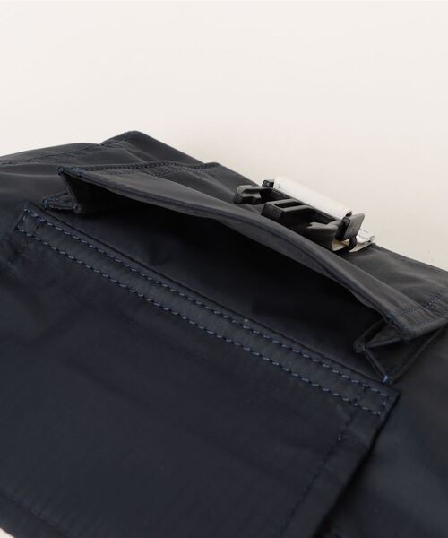 A.P.C.(アーペーセー)の「BESACE TREK 24A(ボディバッグ/ウエストポーチ・メンズ・ネイビー・ONESIZE)」の5枚目の写真