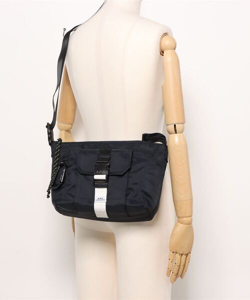 A.P.C.(アーペーセー)の「BESACE TREK 24A(ボディバッグ/ウエストポーチ・メンズ・ネイビー・ONESIZE)」の6枚目の写真