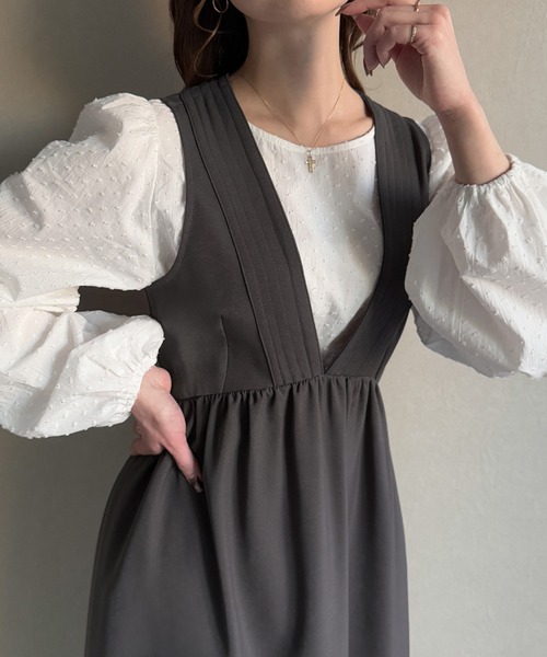 JUNOAH（ジュノア）の「Vネックギャザージャンパースカート（ジャンパースカート・レディース・チャコール/アイボリー/ブラック・X-LARGE/LARGE/MEDIUM）」の3枚目の写真