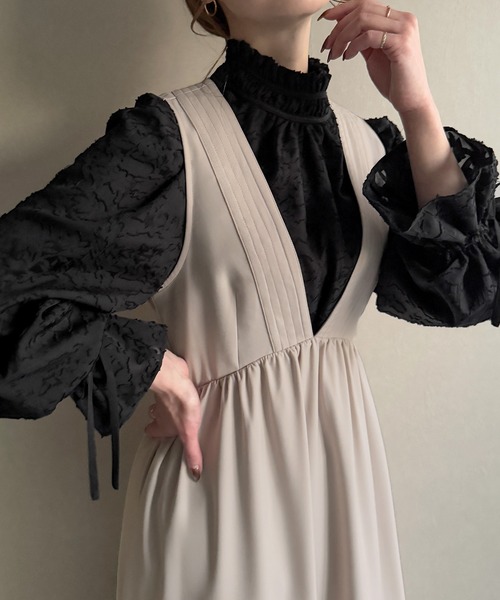 JUNOAH（ジュノア）の「Vネックギャザージャンパースカート（ジャンパースカート・レディース・チャコール/アイボリー/ブラック・X-LARGE/LARGE/MEDIUM）」の2枚目の写真