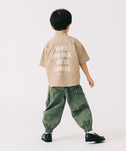 B:MING by BEAMS（ビーミングバイビームス）の「バックプリント ショートスリーブ バンドカラーシャツ 2025SS（100～140cm）（シャツ/ブラウス・キッズ・ベージュ/サックスブルー・130/120/140/110/100）」の4枚目の写真
