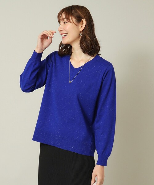 ITS'DEMO（イッツデモ）の「◆【通勤／薄手／手洗い可】ラメVネック天竺ニット（ニット/セーター・レディース・ブルー系その他/ピンク/オフホワイト/ライトグレー/ブラック・00）」の4枚目の写真