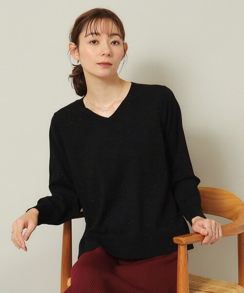 ITS'DEMO（イッツデモ）の「◆【通勤／薄手／手洗い可】ラメVネック天竺ニット（ニット/セーター・レディース・ブルー系その他/ピンク/オフホワイト/ライトグレー/ブラック・00）」の2枚目の写真