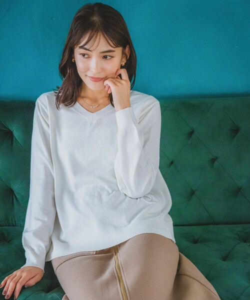 ITS'DEMO（イッツデモ）の「◆【通勤／薄手／手洗い可】ラメVネック天竺ニット（ニット/セーター・レディース・ブルー系その他/ピンク/オフホワイト/ライトグレー/ブラック・00）」の6枚目の写真