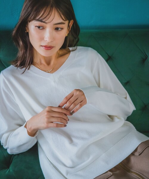 ITS'DEMO（イッツデモ）の「◆【通勤／薄手／手洗い可】ラメVネック天竺ニット（ニット/セーター・レディース・ブルー系その他/ピンク/オフホワイト/ライトグレー/ブラック・00）」の7枚目の写真