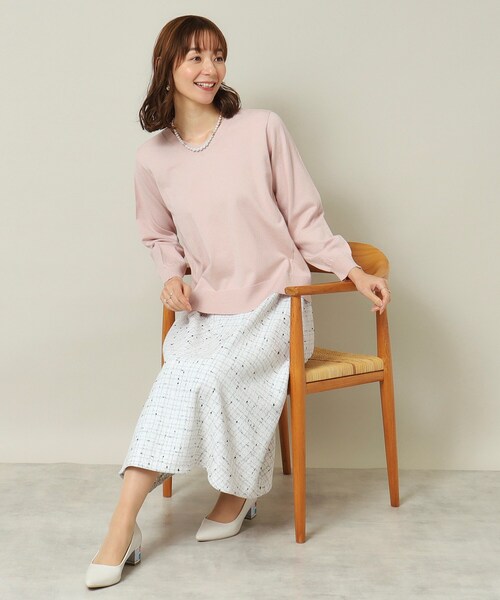 ITS'DEMO（イッツデモ）の「◆【通勤／薄手／手洗い可】ラメVネック天竺ニット（ニット/セーター・レディース・ブルー系その他/ピンク/オフホワイト/ライトグレー/ブラック・00）」の18枚目の写真