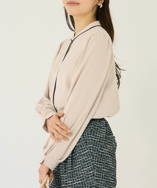 INCEDE（インシード）の「バンドカラー比翼ブラウス（シャツ/ブラウス・レディース・ブラック/オフホワイト/ブルー/ベージュ・M/L/LL）」の22枚目の写真