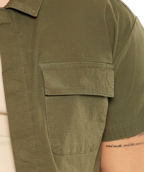 FOREVER 21（フォーエバー トゥエンティーワン）の「ポケットミリタリーシャツ（シャツ/ブラウス・メンズ・グリーン系その他6・X-LARGE/LARGE）」の2枚目の写真