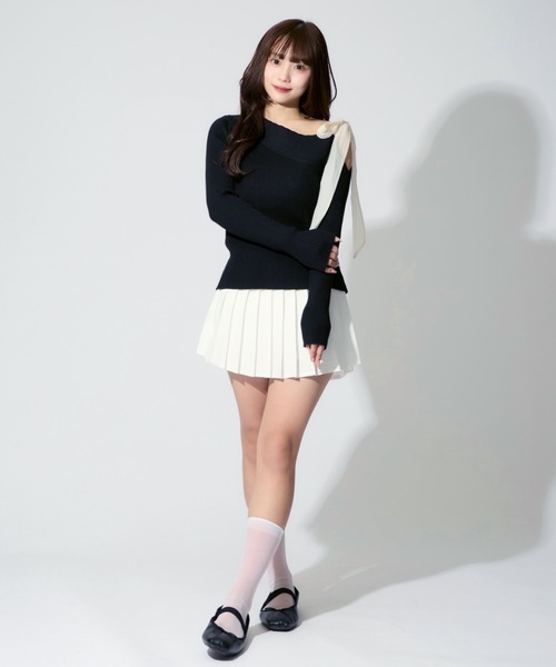 ALLuRing ChaRm(アリュリングチャーム)の「Shoulder Ribbon Tops / ショルダーリボントップス(シャツ/ブラウス・レディース・ブラック・FREE)」の2枚目の写真