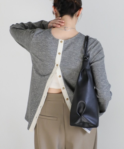 select MOCA（セレクトモカ）の「2WAYボタンデザインリブトップス（Tシャツ/カットソー・レディース・グレー/ブラック/アイボリー/ブラック系その他・FREE）」の4枚目の写真