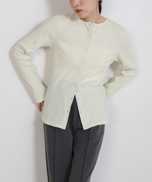 select MOCA（セレクトモカ）の「2WAYボタンデザインリブトップス（Tシャツ/カットソー・レディース・グレー/ブラック/アイボリー/ブラック系その他・FREE）」の2枚目の写真