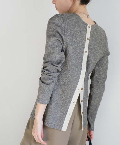 select MOCA（セレクトモカ）の「2WAYボタンデザインリブトップス（Tシャツ/カットソー・レディース・グレー/ブラック/アイボリー/ブラック系その他・FREE）」の7枚目の写真