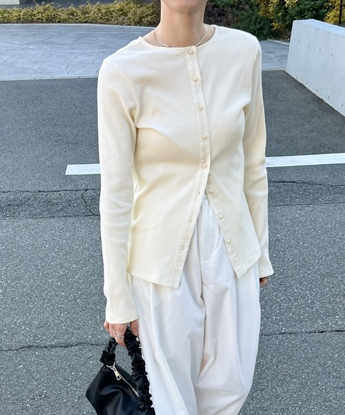 select MOCA（セレクトモカ）の「2WAYボタンデザインリブトップス（Tシャツ/カットソー・レディース・グレー/ブラック/アイボリー/ブラック系その他・FREE）」の6枚目の写真