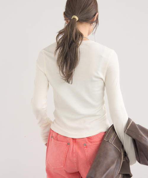 JOINT WORKS(ジョイントワークス)の「GUESS/ゲス GO RHINESTONE LONG SLEEVE TOP(Tシャツ/カットソー・レディース・ホワイト/ボルドー/ブラック・MEDIUM)」の11枚目の写真