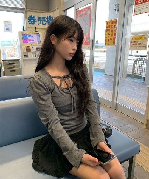 anyonemore(エニワンモア)の「ドットリボンパフスリープTシャツ(Tシャツ/カットソー・レディース・チャコール・FREE)」の1枚目の写真