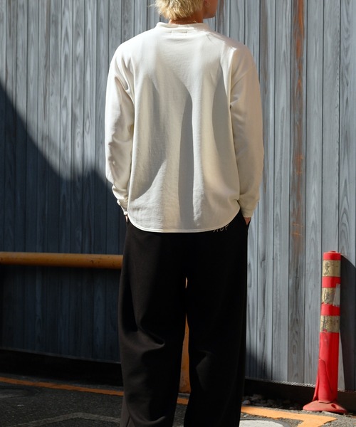 Felt-Maglietta（フェルトマリエッタ）の「[ROUXDI PERFE ルゥディパフィー]日本製ヘンリーネックトップス（Tシャツ/カットソー・メンズ・ホワイト/ブラック・MEDIUM/LARGE）」の9枚目の写真