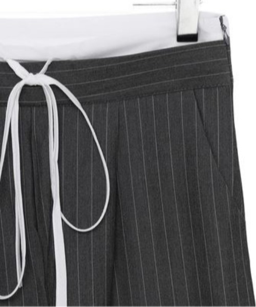 on:nue（オンニュ）の「【on:nue】[着用動画あり！/2色展開/2サイズ展開] ストライプレイヤードスラックスパンツ（スラックス・レディース・ネイビー/グレー・SMALL/MEDIUM）」の8枚目の写真