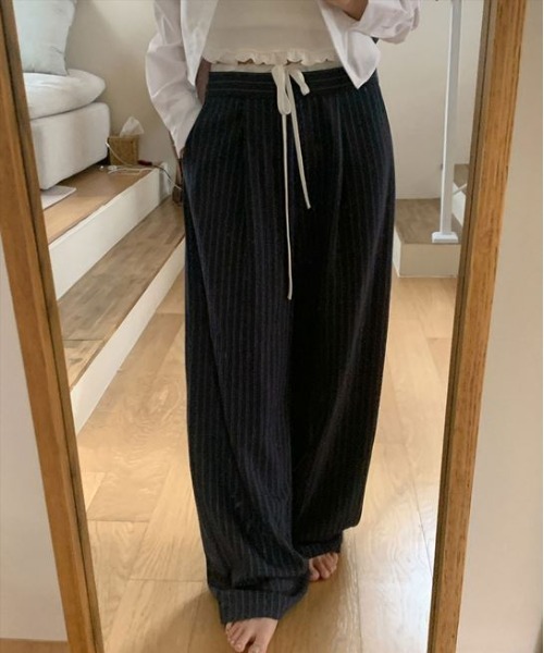 on:nue（オンニュ）の「【on:nue】[着用動画あり！/2色展開/2サイズ展開] ストライプレイヤードスラックスパンツ（スラックス・レディース・ネイビー/グレー・SMALL/MEDIUM）」の16枚目の写真