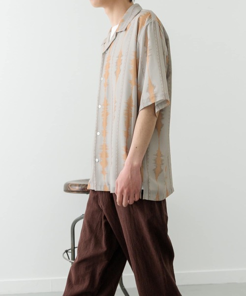 ITEMS URBANRESEARCH（アイテムズ アーバンリサーチ）の「デジタルストライププリント半袖シャツ（シャツ/ブラウス・メンズ・グレー/モカ/ブラック・LARGE/MEDIUM）」の9枚目の写真