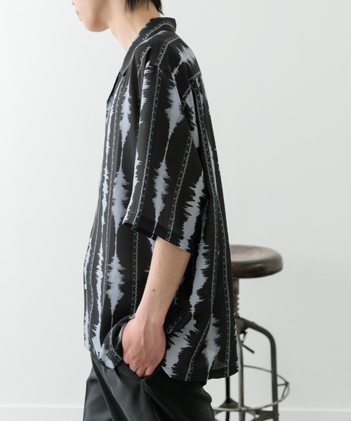 ITEMS URBANRESEARCH（アイテムズ アーバンリサーチ）の「デジタルストライププリント半袖シャツ（シャツ/ブラウス・メンズ・グレー/モカ/ブラック・LARGE/MEDIUM）」の15枚目の写真