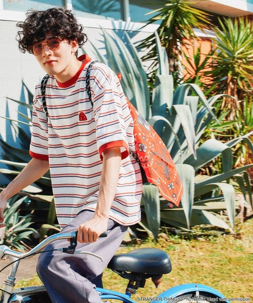 niko and...(ニコアンド)の「【STRANGER THINGS】コラボ ボーダーTシャツ(Tシャツ/カットソー・メンズ・イエロー/ブルー/オフホワイト・LARGE/MEDIUM)」の2枚目の写真