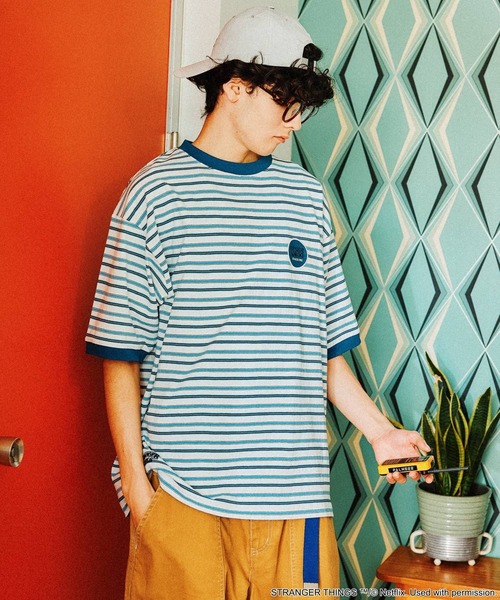 niko and...(ニコアンド)の「【STRANGER THINGS】コラボ ボーダーTシャツ(Tシャツ/カットソー・メンズ・イエロー/ブルー/オフホワイト・LARGE/MEDIUM)」の3枚目の写真