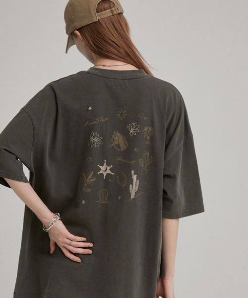 EMMA CLOTHES（エマクローズ）の「ヴィンテージライク ピグメント加工 フラワーグラフィックプリント オーバーサイズ半袖Tシャツ（Tシャツ/カットソー・レディース・ブラック系1/ブラック系/ホワイト系/ホワイト系1/ネイビー系・M/L）」の3枚目の写真