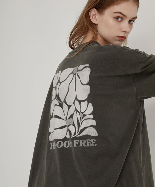 EMMA CLOTHES（エマクローズ）の「ヴィンテージライク ピグメント加工 フラワーグラフィックプリント オーバーサイズ半袖Tシャツ（Tシャツ/カットソー・レディース・ブラック系1/ブラック系/ホワイト系/ホワイト系1/ネイビー系・M/L）」の4枚目の写真