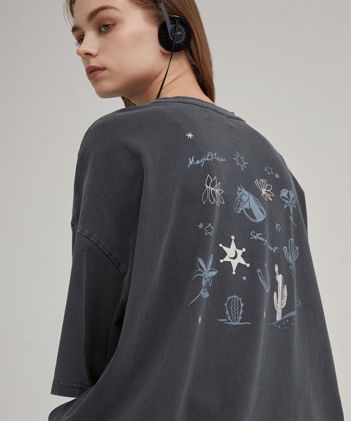 EMMA CLOTHES（エマクローズ）の「ヴィンテージライク ピグメント加工 フラワーグラフィックプリント オーバーサイズ半袖Tシャツ（Tシャツ/カットソー・レディース・ブラック系1/ブラック系/ホワイト系/ホワイト系1/ネイビー系・M/L）」の5枚目の写真