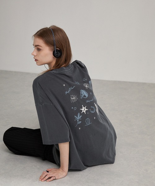 EMMA CLOTHES（エマクローズ）の「ヴィンテージライク ピグメント加工 フラワーグラフィックプリント オーバーサイズ半袖Tシャツ（Tシャツ/カットソー・レディース・ブラック系1/ブラック系/ホワイト系/ホワイト系1/ネイビー系・M/L）」の16枚目の写真