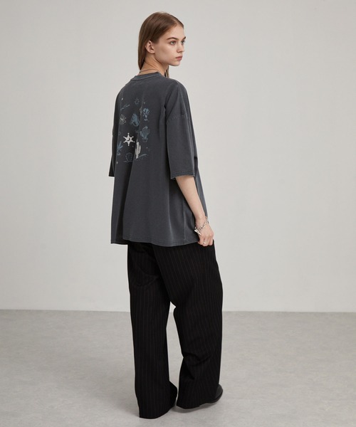 EMMA CLOTHES（エマクローズ）の「ヴィンテージライク ピグメント加工 フラワーグラフィックプリント オーバーサイズ半袖Tシャツ（Tシャツ/カットソー・レディース・ブラック系1/ブラック系/ホワイト系/ホワイト系1/ネイビー系・M/L）」の17枚目の写真