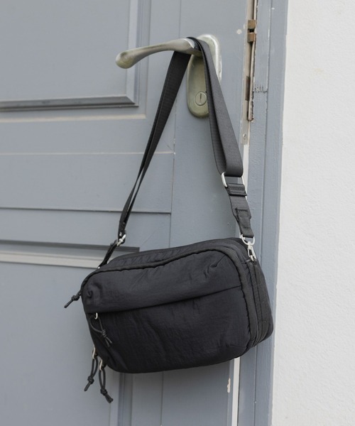 GLOBAL WORK（グローバルワーク）の「撥水ボトルインショルダー/494022（ショルダーバッグ・メンズ・ブラック系/グレー/ベージュ・ONE SIZE）」の2枚目の写真