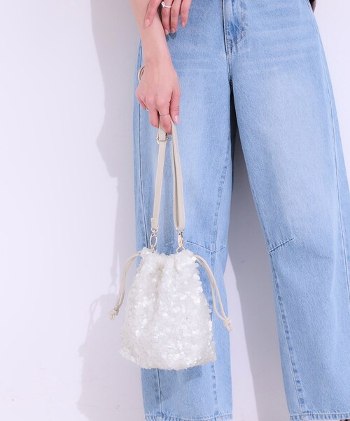 SHOO・LA・RUE（シューラルー）の「スパンコール巾着ショルダーバッグ（ショルダーバッグ・レディース・ブラック/シルバー/オフホワイト・00）」の2枚目の写真