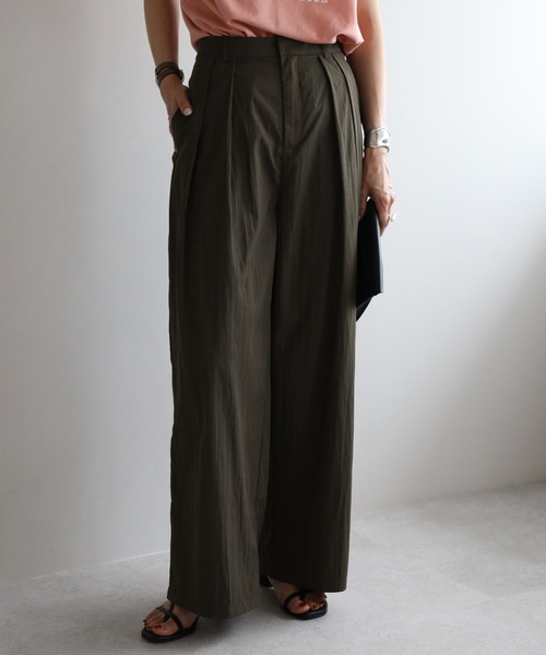 Bonjour Sagan(ボンジュールサガン)の「フロントタックナイロンパンツ(その他パンツ・レディース・カーキブラウン/チャコールグレー/オフホワイト/ライトベージュ・FREE)」の1枚目の写真