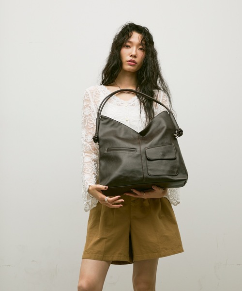 Lutim by u(ルチバイユー)の「Out pocket double strap bag / アウトポケットダブルストラップバック(ショルダーバッグ・レディース・ブラウン/ブラック・FREE)」の11枚目の写真