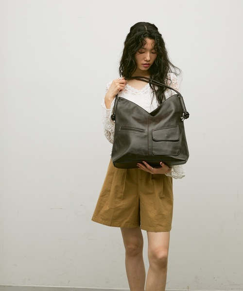 Lutim by u(ルチバイユー)の「Out pocket double strap bag / アウトポケットダブルストラップバック(ショルダーバッグ・レディース・ブラウン/ブラック・FREE)」の12枚目の写真