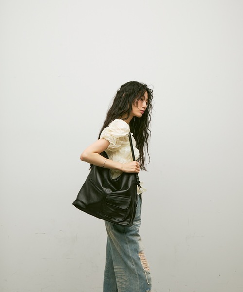 Lutim by u(ルチバイユー)の「Out pocket double strap bag / アウトポケットダブルストラップバック(ショルダーバッグ・レディース・ブラウン/ブラック・FREE)」の5枚目の写真