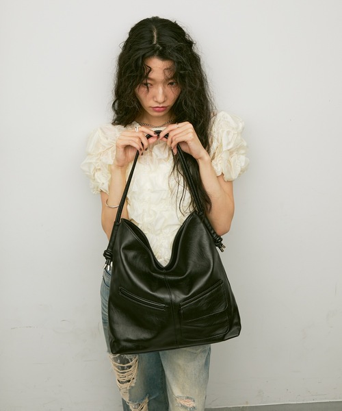 Lutim by u(ルチバイユー)の「Out pocket double strap bag / アウトポケットダブルストラップバック(ショルダーバッグ・レディース・ブラウン/ブラック・FREE)」の3枚目の写真