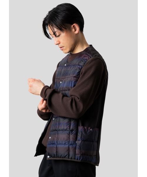 TAION(タイオン)の「narifuri × TAION サイドポケットインナーダウンベスト(ダウンベスト・メンズ・ダークブラウン/ダークネイビー/ダークオリーブ/ブラック/チャコール・X-LARGE/LARGE/MEDIUM/SMALL)」の7枚目の写真