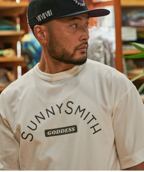 Sunny Smith(サニースミス)の「【SUNNY SMITH】へビーオンス Cool Smith ロゴプリント Tシャツ 半袖(Tシャツ/カットソー・メンズ・チャコール/レッド/オフホワイト・MEDIUM/LARGE)」の1枚目の写真