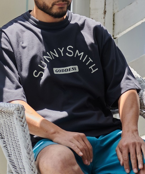 Sunny Smith(サニースミス)の「【SUNNY SMITH】へビーオンス Cool Smith ロゴプリント Tシャツ 半袖(Tシャツ/カットソー・メンズ・チャコール/レッド/オフホワイト・MEDIUM/LARGE)」の2枚目の写真