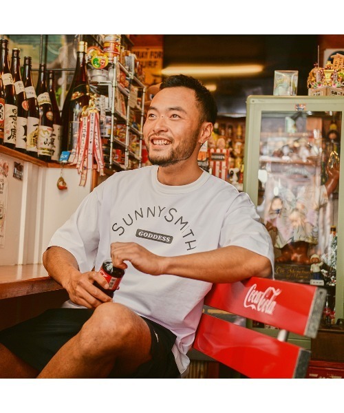 Sunny Smith(サニースミス)の「【SUNNY SMITH】へビーオンス Cool Smith ロゴプリント Tシャツ 半袖(Tシャツ/カットソー・メンズ・チャコール/レッド/オフホワイト・MEDIUM/LARGE)」の6枚目の写真