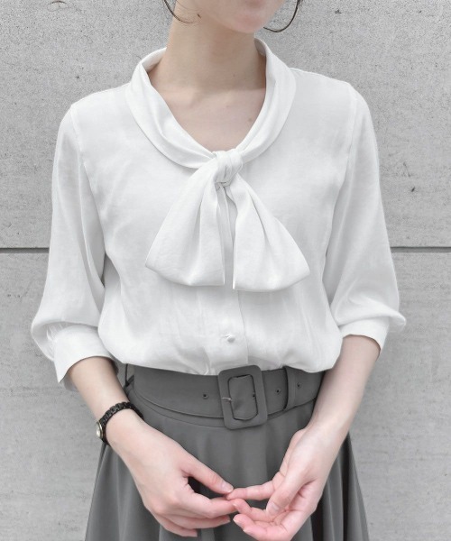 an another angelus（アンアナザーアンジェラス）の「ショールカラーボウタイブラウス（シャツ/ブラウス・レディース・オフホワイト/ブルーグレー・FREE）」の2枚目の写真