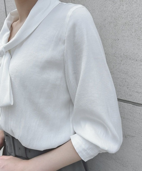 an another angelus（アンアナザーアンジェラス）の「ショールカラーボウタイブラウス（シャツ/ブラウス・レディース・オフホワイト/ブルーグレー・FREE）」の4枚目の写真