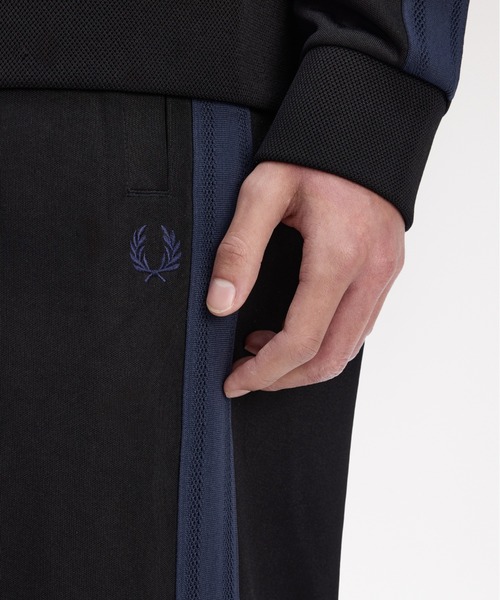 FRED PERRY（フレッドペリー）の「Mesh Taped Track Pants／メッシュテープトラックパンツ（その他パンツ・メンズ・ネイビー/ブラック・L/M/S/XS）」の5枚目の写真