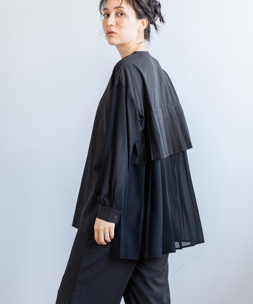 OSMOSIS（オズモーシス）の「バックプリーツブラウス（シャツ/ブラウス・レディース・ネイビー/ブラック/ライトベージュ・ONE SIZE）」の2枚目の写真