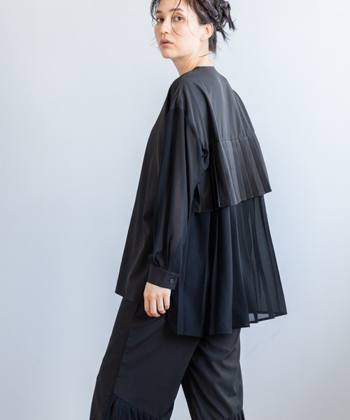 OSMOSIS（オズモーシス）の「バックプリーツブラウス（シャツ/ブラウス・レディース・ネイビー/ブラック/ライトベージュ・ONE SIZE）」の5枚目の写真