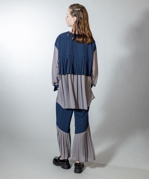 OSMOSIS（オズモーシス）の「バックプリーツブラウス（シャツ/ブラウス・レディース・ネイビー/ブラック/ライトベージュ・ONE SIZE）」の14枚目の写真